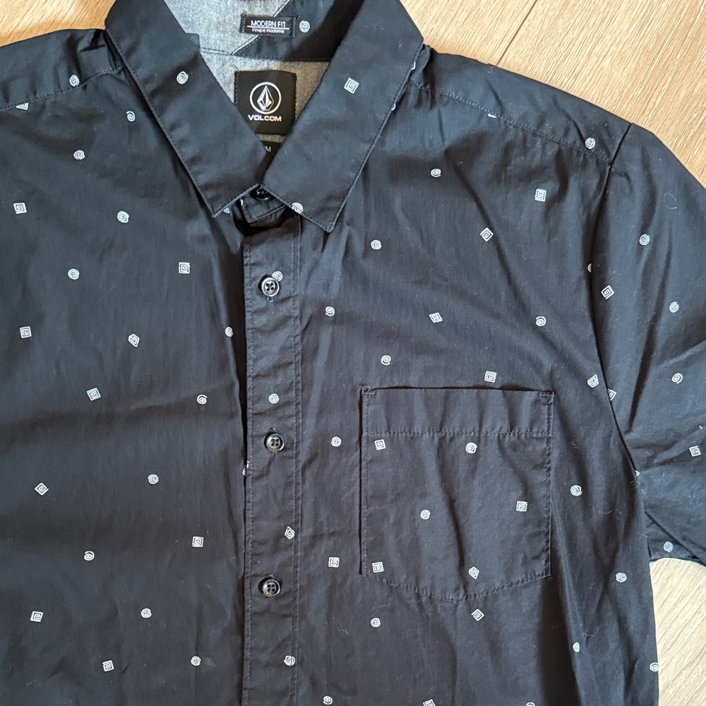 Volcom men’s Black short sleeve button down Shirt white geometric pattern.  Sz m - Picture 3 of 4